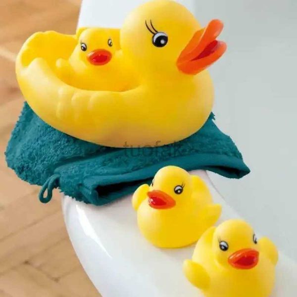 Toys de bain 4pcs Rubber Duck Family Squeak Ducks Baby Shower Toy Float Bathtub Yellow Duck Toy Gift For Toddlers Boys Girls Girls Kids Birthday D240507