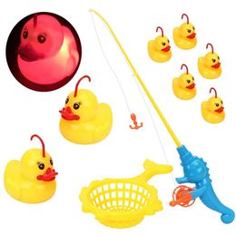 Badespielzeug 9-teiliges Set Induktions-Enten-Angelspiel Baby für Kinder Sprühwasserbad mit Licht Outdoor-Schwimmen 221118