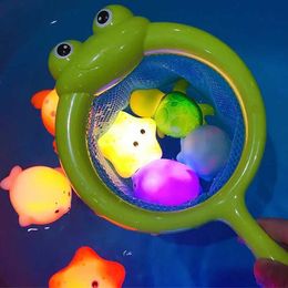 Toys de bain bébé mignon animale jouet nageur d'eau LED jouet jouet en caoutchouc doux induit des grenouilles brillantes jouent des cadeaux amusants d240522