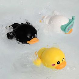 Toys de bain Baby Clockwork Petit Jouet de douche de bébé de canard jaune pour enfants garçons et filles baignade sur la combinaison de set d'eau D240522