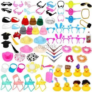 Jouets de bain accessoires de canard en caoutchouc mignon décorations mini-lunettes de soleil collier écharpe écouteur hatte de voiture décorations de tableau de bord du tableau de bain d240507