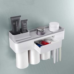 Accesorios de baño Juego de soporte para cepillos de dientes Organizador de almacenamiento de pasta de dientes Estante para cepillos de dientes Montaje en pared Adsorción magnética con taza LJ201204