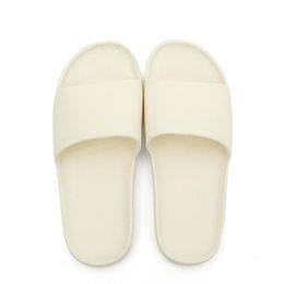 Sandalias de baño a prueba de olor de eva para uso en el hogar baños de verano baños baños para hombres y mujeres zapatillas de interior blancas