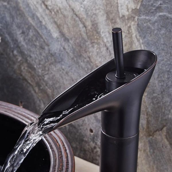 Robinets d'évier de salle de bains tout en cuivre au-dessus du comptoir, robinet antique noir, lavabo en cascade et froid