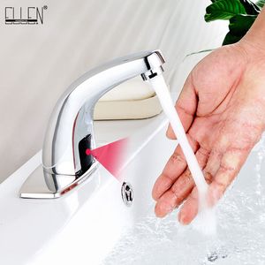 Badkamer wastafel kranen en koude automatische handen aanraken gratis sensor