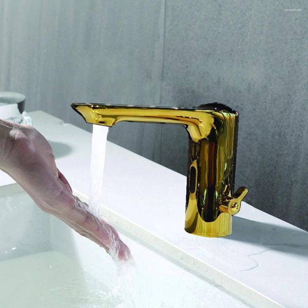 Robinets de lavabo de salle de bains Robinets de lavabo intelligents automatiques Robinets en laiton complet Mélangeur de couleur dorée Eau froide AC 220 V et puissance de la batterie DC 6