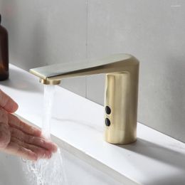 Grifos de lavabo de baño Grifos de grifo inteligentes automáticos Cuerpo Latón completo Mezclador de cobre Agua Fría Válvula de cerámica Núcleo AC 220 V y alimentación de batería CC