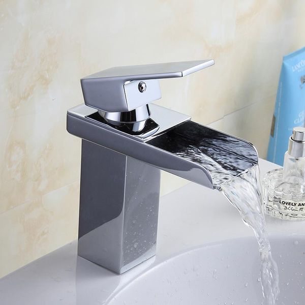 Robinets de lavabo de salle de bain robinet de bassin robinet de cascade. Le mélangeur de surface chromé fabriqué en laiton tape un robinet monté sur pont