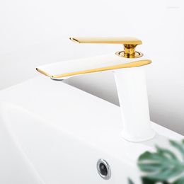 Grifos de lavabo de baño Cuenca de latón blanco y dorado Grifo de una sola manija Montado en cubierta Inodoro Mezclador frío Grifo de agua