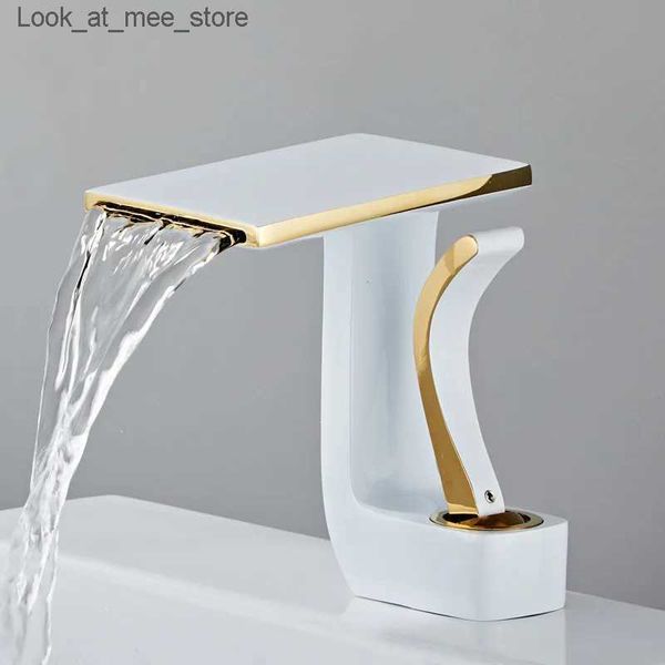 Grifos de lavabo de baño Grifo de baño latón dorado y negro grifo de lavabo de baño mezclador frío y caliente grifo de fregadero instalación de cubierta grifo blanco y dorado Q240301