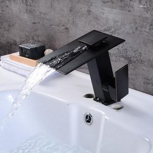 Robinets de lavabo de salle de bain BECOLA Design Robinet de lavabo chromé et noir monté sur le pont Robinet de lavabo innovant en nickel brossé LT-5656C