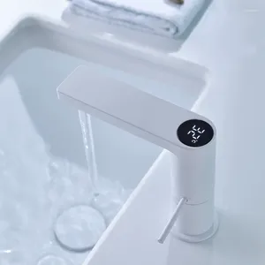 Badkamer wastafel kranen zwart alle koperen bassin kraan digitale display uitgestrekt witte wasbasine hand koud en
