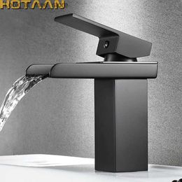 Wastafelkranen Zwart gegalvaniseerd messing waterval badkamer wastafel kraan vierkante kaptafel wastafelmengkraan warm en koud Lavoto enkele handgreep YT-5018-H Q240301