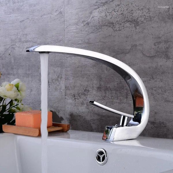 Grifos del fregadero del baño Pintura negra Grifo de cobre Lavabo Mezclador de agua fría Grifo de un solo orificio Cocina Medio arco Accesorios