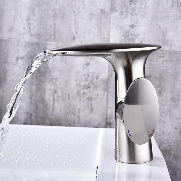 Robinets de lavabo de salle de bain noir / blanc / chrome robinet cascade design spécial mitigeur de lavabo avec eau froide