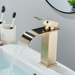 Robinets d'évier de salle de bains Robinet de bassin en or brossé Sortie de cascade Vanité Mitigeur froid Robinets de montage sur pont Lavabo pour