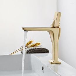 Badkamer wastafel kranen geborsteld goud koper creatieve massief messing bassin mixer koude enkelgreep dek gemonteerde toilettende tikken