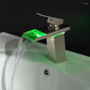 Badkamer wastafel kranen geborsteld nikkel LED kraan Vaartuig Waterval een handvat/gatdek gemonteerd