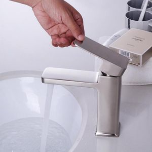 Robinets de lavabo de salle de bain en nickel brossé à faible teneur en plomb robinet mitigeur de bassin sain robinets d'eau froide en design européen