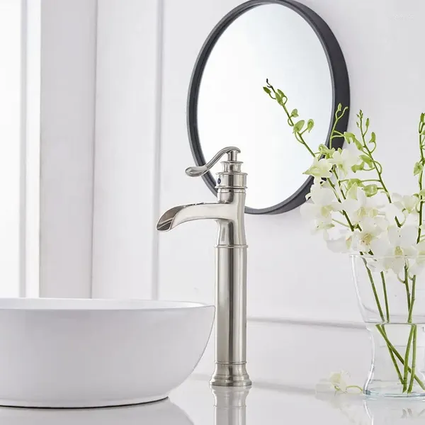 Grifos de lavabo de baño Grifo de recipiente de cascada de níquel cepillado Sola manija Montaje de cubierta de un orificio con manguera de drenaje hacia arriba