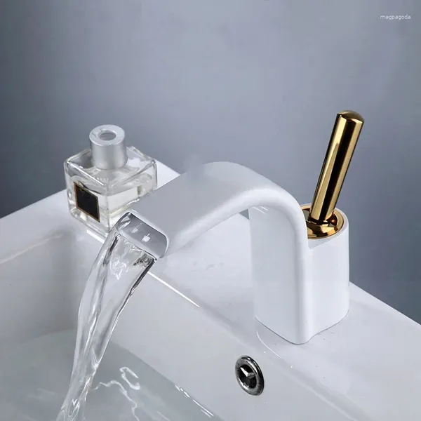 Grifos de lavabo de baño Cromo Oro Negro Latón Cascada Cuenca Grifo Montado en cubierta Frío y mezclador Grifo Inodoro Lavotory