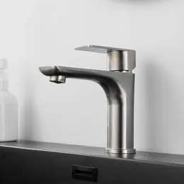 Robinets de lavabo de salle de bains, pistolet galvanisé contemporain, lavabo gris sous le comptoir, mitigeur en métal et eau froide à poignée unique