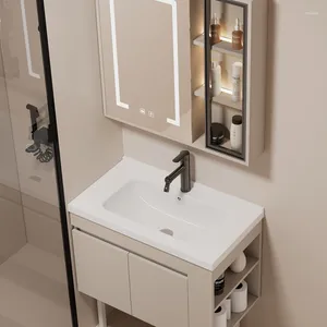 Badkamer wastafel kranen crème stijl slimme vaste houten kast combinatie met opslag