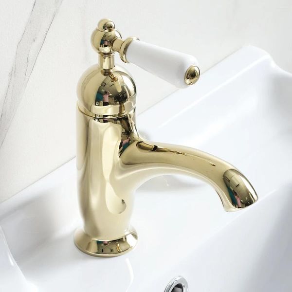 Grifos de lavabo de baño europeo retro todo cobre sola manija lavabo grifo de cerámica estilo manual frío y