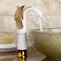 Robinets de lavabo de salle de bain augmentant le robinet de cygne élevé plaqué or de conception arquée luxe au-dessus du comptoir et de l'eau froide