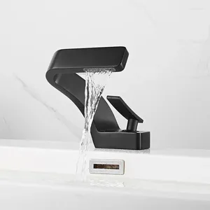 Robinets d'évier de salle de bain robinets noirs modernes ménagers brossés en or / nickel / chrome et lavage à froid