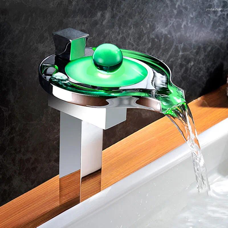 Banyo Lavabo muslukları LED musluk ve soğuk renkli şelale tek kollu havza su mikseri musluk gerekmez Pil