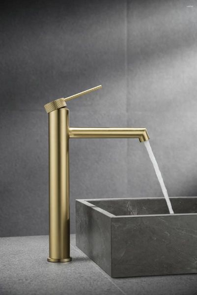 Grifos de lavabo de baño Grifo de latón de oro cepillado de lujo Diseño de moda Mezclador de lavabo artístico Grifo de un solo orificio Alta calidad superior