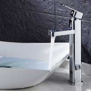 Robinets de lavabo de salle de bains Robinet de bassin moderne Robinet en cuivre de forme carrée et mitigeur d'eau froide Lavabo monté sur le pont à levier unique