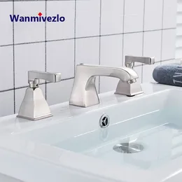 Wastafelkranen Moderne wastafelkraan met dubbele handgreep Koud- en watervat 3 installatiegatmengkraan