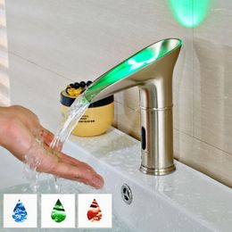 Badkamer wastafel kranen mttuzk messing geborsteld nikkel dek gemonteerd automatische sensorkraan touchless infrarood led light waterval kraan