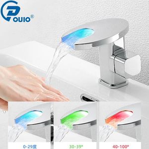 Wastafelkranen OUIO Ly LED Wastafelkraan Sliver Waterval Temperatuur Kleuren Veranderen Mengkraan Badrandcombinaties Wassen Messing Kranen