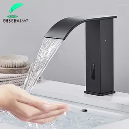 Grifos de lavabo de baño SHBSHAIMY Sensor inteligente negro Cascada Cuenca Grifo Automático Mezclador de agua fría Grúa