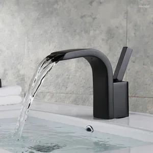 Grifos de lavabo de baño Conjunto de ducha de montaje en piso de latón macizo Válvula mezcladora Cuadrado negro mate Cascada multifunción Grifo de bañera independiente