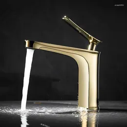 Grifos de lavabo de baño Tuqiu Gold Faucet Cuenca fría y latón Mezclador de agua negro Grifo de una sola manija