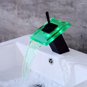 Robinets de lavabo de salle de bain Robinet à LED cascade d'huile noire Vidric. Mitigeur de lavabo en verre et laiton monté sur pont Ta Torne