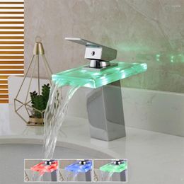 Grifos de fregadero de baño Potencia de agua LED Freucet Waterfall Mixer de cubierta cromada Tailera montada Torneira Taps
