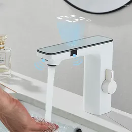 Grifos de fregadero de baño blancos sensor inteligente cuenca del grifo muñeco de montaje sin toque de fría toque de pantalla digital toque