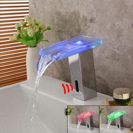 Grifos de lavabo de baño Yanksmart Potencia de agua LED Faucet Inducción Inducción cromada Sense Madreador montado Tapón