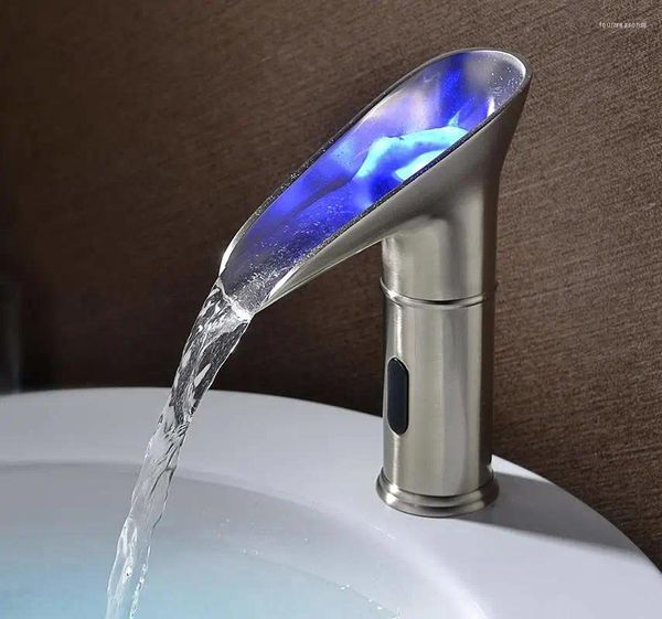 Robinets d'évier de salle de bains Yooap LED et robinet de détection automatique froide DC 3 couleurs bassin modifié par la pression de l'eau alimentée