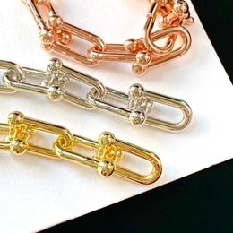 Bazalate Cadenas en forma de U Brazaletes chapados en oro de 18 quilates Cadena de alfabeto de 3 colores Brazaletes de lujo para mujeres Pulseras de amantes versátiles Regalo de aniversario Conjunto de joyas Regalo