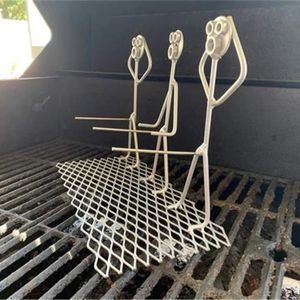 BBQ Gereedschap Accessoires Draagbare Barbecue Rack Grappige Jongen Hond Worst Standhouder Grill Vorm Koffiebrander Bbq Outdoor 231204