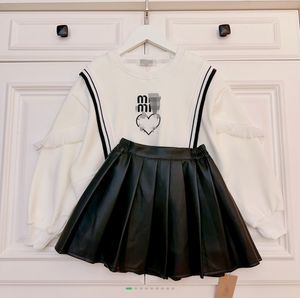 BBR2023Haut de gamme bébé filles pull jupe plissée jupe en cuir deux pièces ensemble vêtements de marque enfants vêtements de marque cadeau de Noël simbakids taille 100-170 cm