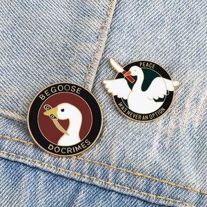 Broche Be Goose Do Crimes, alfileres de esmalte de animales, la paz nunca fue una opción, insignia redonda de Metal, mochila, Pin de solapa, regalo de joyería de moda