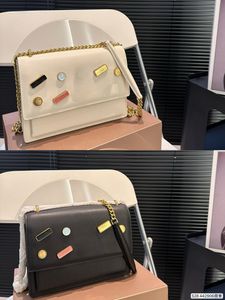 Wees het gesprek van de dag met deze modieuze designer crossbodytas voor dames