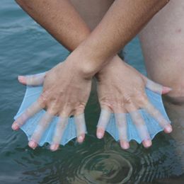 Accesorios de playa 1 par Unisex alto elástico natación dedo guantes palmeados aletas de silicona aletas paleta Rana accesorio de mano 230616